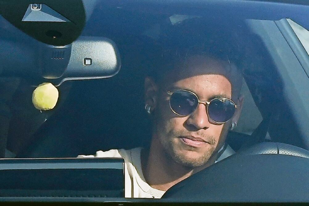 El astro brasileño se despidió de sus ahora ex compañeros (MANU FERNÁNDEZ. AP)