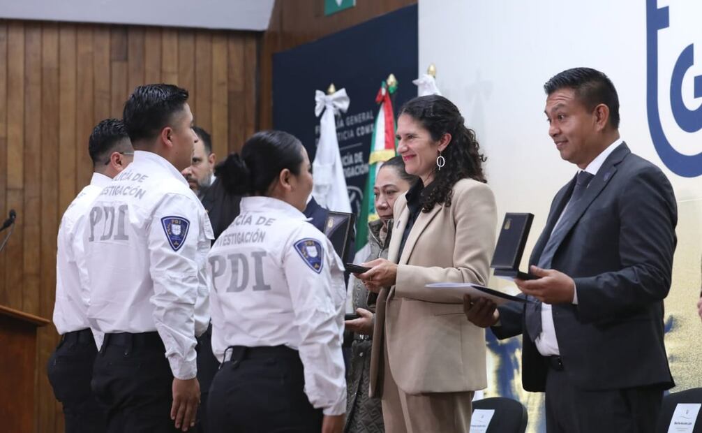 Reconocen a detectives en el 106 aniversario de la Policía de Investigación.
Foto: Especial.
