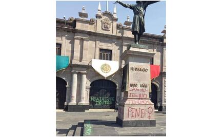 Vandalizan Cámara de Diputados del Edomex durante protesta