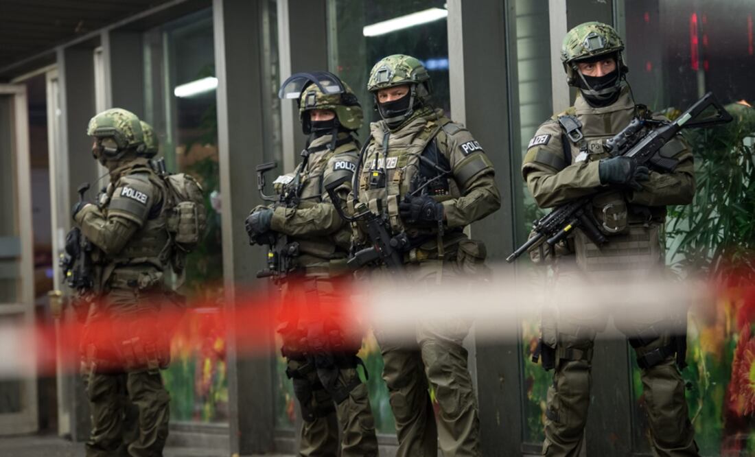 La evacuación de personas procedió esta noche en las estaciones de Hauptbahnhof, la principal de la ciudad, y la de Pasing tras indicios de un ataque planificado Foto: EFE