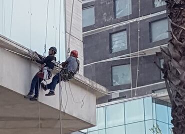 Cobran 10 mil pesos de indemnización albañiles de plaza derrumbada en Monterrey