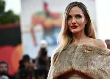 Angelina Jolie roba miradas en Venecia con su espectacular atuendo en el estreno de "María"