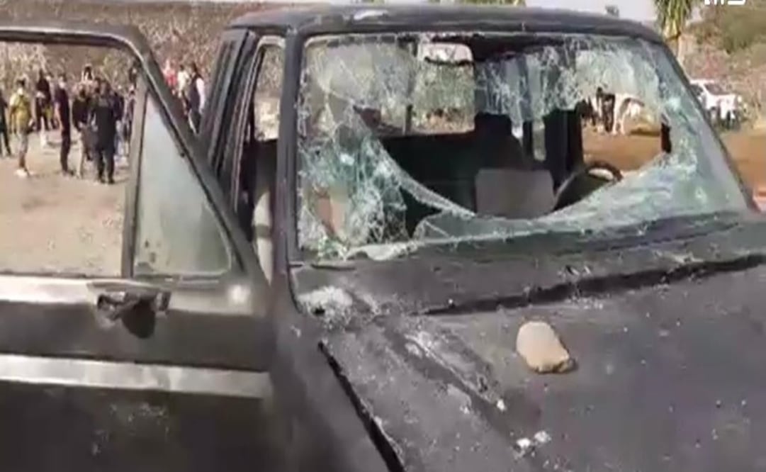 En la vivienda del presunto feminicida vandalizaron una camioneta, así como los vidrios de la vivienda y prendieron fuego a los muebles y camas. Foto: Especial