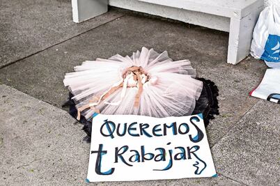 Vuelven a bailar y esperan salida de directora