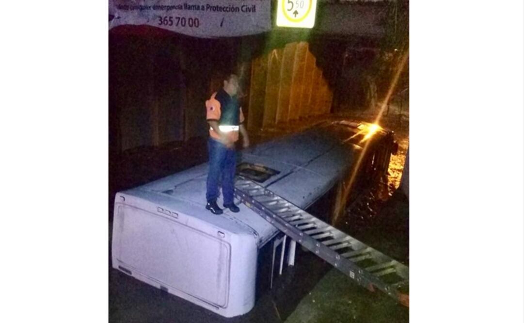 Los efectivos utilizaron una escalera metálica para rescatar a los pasajeros por la parte de ventilación del techo de la unidad. Foto: Especial