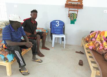 Naufraga barco con 86 migrantes