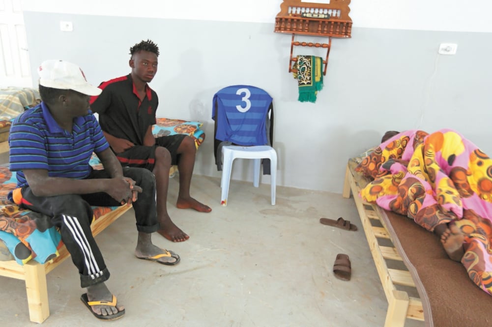 Un migrante africano, rescatado después de que el barco en que viajaba se hundiera frente a las costas de Túnez, ayer. Foto: REUTERS