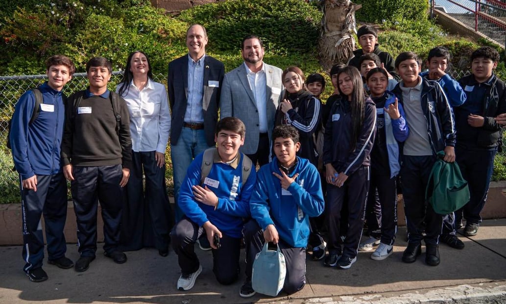 Ismael Burgueño Ruiz y alumnos de educación básica durante el recorrido en San Diego. Foto: Especial.