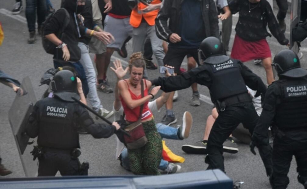 Policía se enfrenta a manifestantes independentistas en aeropuerto de Barcelona