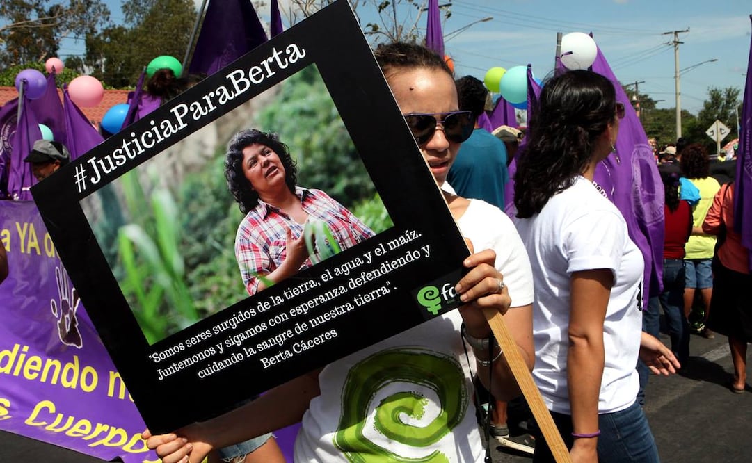 Una mujer con la imagen de la líder indígena hondureña Berta Cáceres en una protesta en 2016 (Foto: EFE)