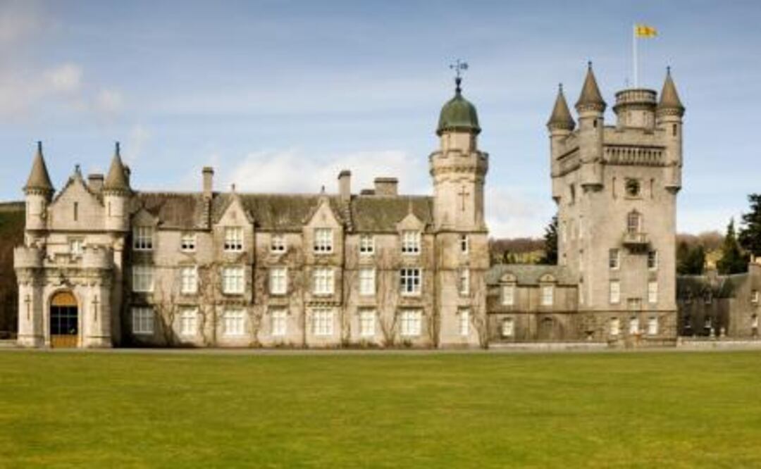 Algunas partes del palacio de Buckingham de Londres y del castillo de Balmoral en Escocia se abrirán por primera vez al público este verano.