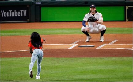 Así fue el lanzamiento de Simone Biles en el segundo juego de la Serie Mundial