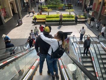 En su reapertura, capitalinos no abarrotaron las plazas