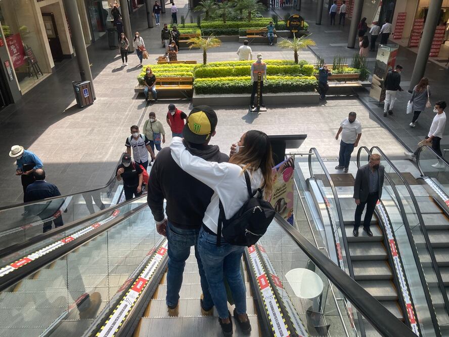 Algunas personas aprovecharon el primer día de la reapertura de las plazas comerciales para pasear en las tiendas y aprovechar las rebajas de temporada. Fotos: GERMÁN ESPINOSA. EL UNIVERSAL