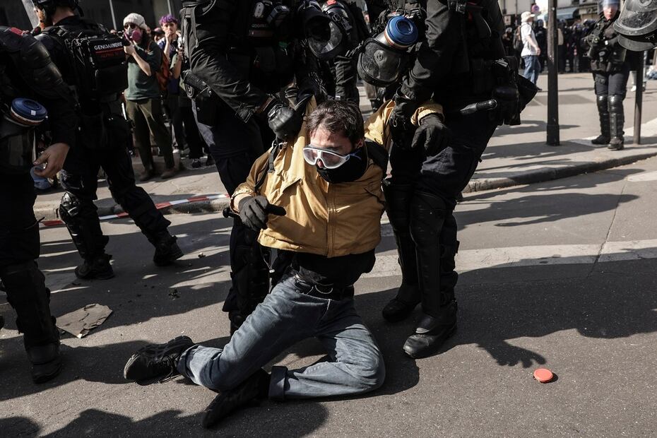 Policías antimotines detienen a un manifestante, durante las protestas por el Primero de Mayo en París. FOTO: EFE