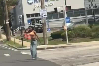 Para evitar suicidio de una mujer, policía de Nueva York la atropella