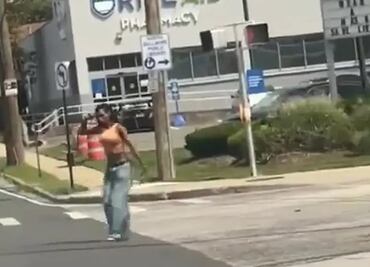 Para evitar suicidio de una mujer, policía de Nueva York la atropella