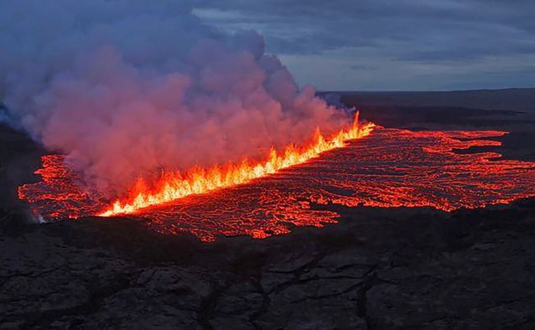 Imagen difundida el 16 de julio de 2025 por el Departamento de Defensa Pública del Comisionado de Policía Estatal de Islandia muestra lava y humo saliendo de un volcán cerca de Grindavik, en la península islandesa de Reykjanes. Un volcán entró en erupción el miércoles en la península de Reykjanes, al suroeste de Islandia, según informaron las autoridades meteorológicas, la novena erupción que azota la región desde finales de 2023. La emisora RUV informó que el cercano pueblo pesquero de Grindavik había sido evacuado, al igual que la Laguna Azul, el famoso destino turístico de Islandia. Foto: AFP