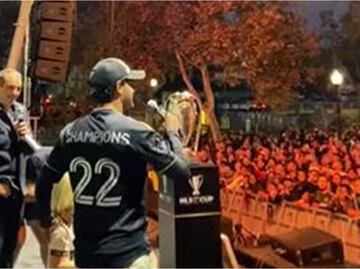 VIDEO: Carlos Vela es el Rey de Los Angeles y recibe una gran ovación tras ser campeón