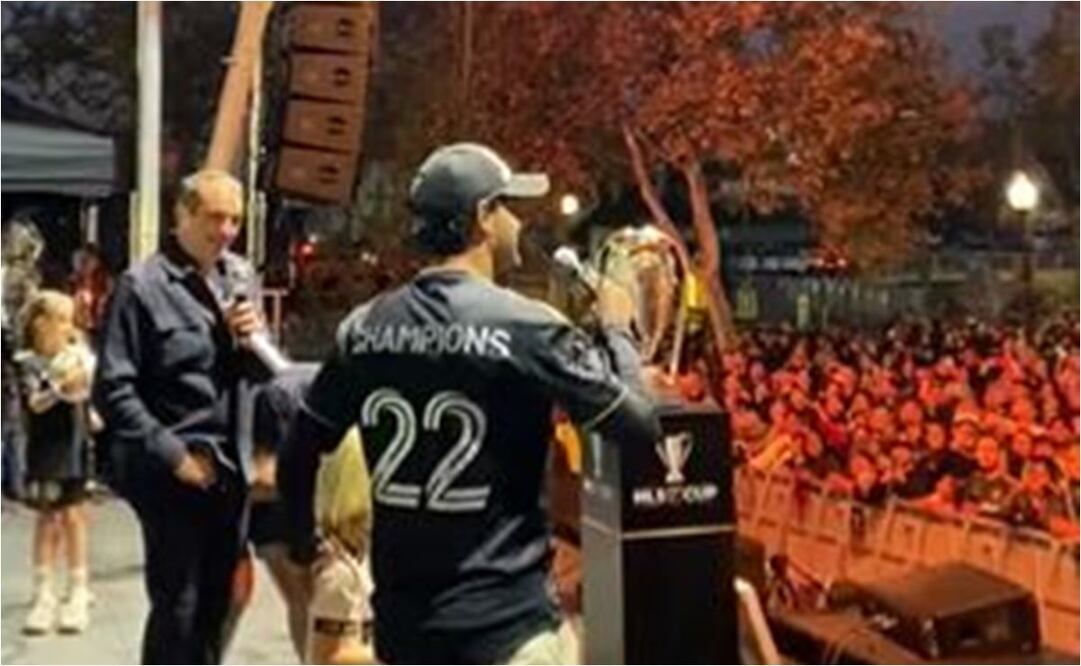 El delantero mexicano en la celebración del primer campeonato en la historia del LAFC / Foto: Especiales