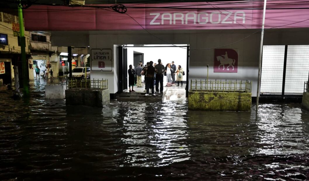 Las intensas lluvias de la tarde noche del martes volvieron a causar estragos en el oriente de la capital. En la calzada Ignacio Zaragoza a la altura del Metro Zaragoza las inundaciones superaron los 30 centímetros de altura afectando a usuarios de la Línea 1, el 16 de septiembre de 2025. Foto: Francisco Rodríguez/EL UNIVERSAL
