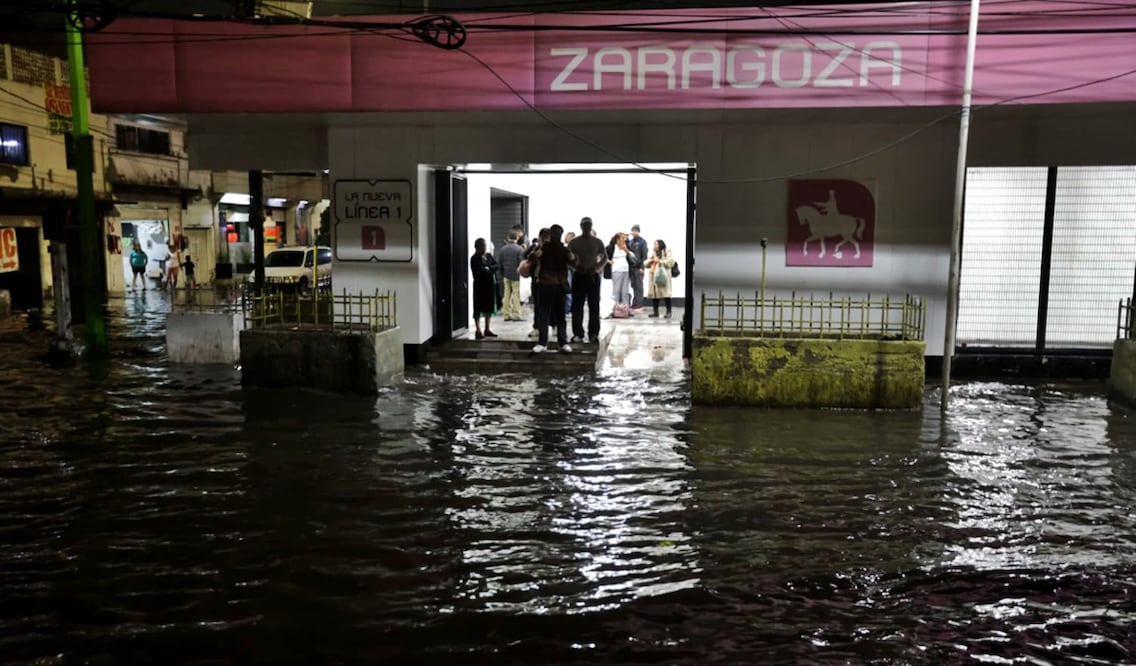 Las intensas lluvias de la tarde noche del martes volvieron a causar estragos en el oriente de la capital. En la calzada Ignacio Zaragoza a la altura del Metro Zaragoza las inundaciones superaron los 30 centímetros de altura afectando a usuarios de la Línea 1, el 16 de septiembre de 2025. Foto: Francisco Rodríguez/EL UNIVERSAL
