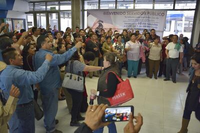 Acusan a sindicato de impedir entrega de zapatos a trabajadores