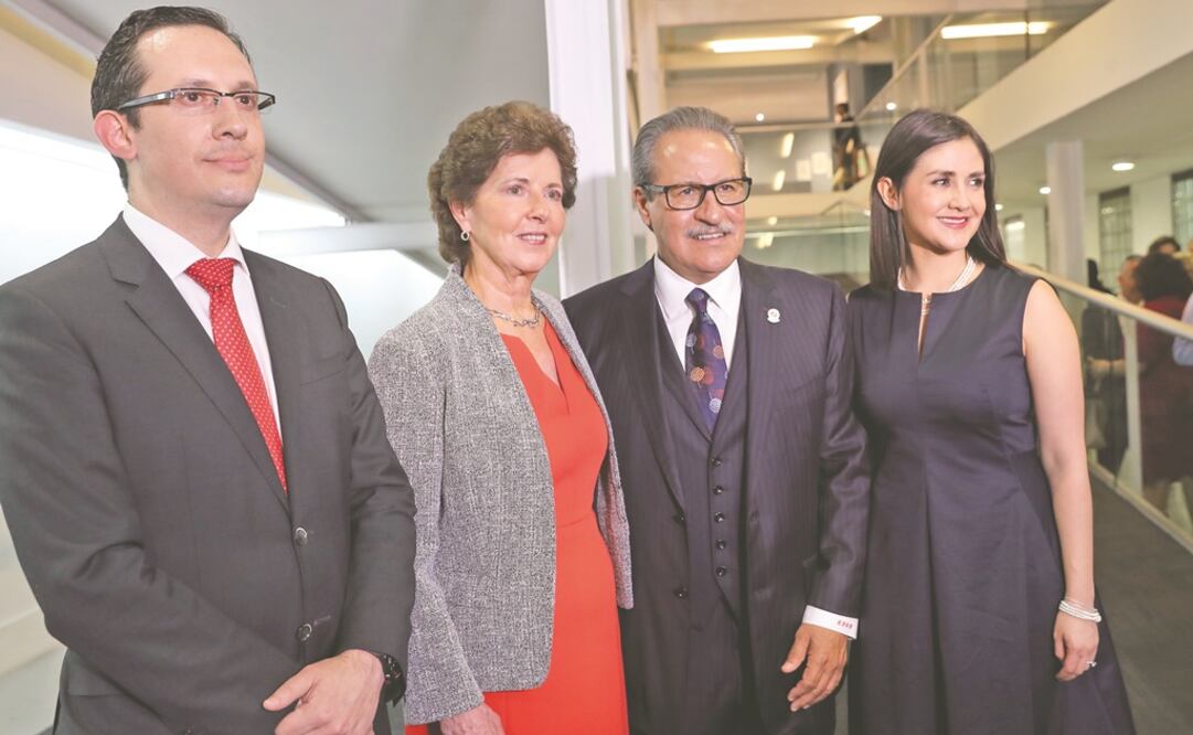 La secretaria de Cultura, María Cristina García Cepeda; el empresario y coleccionista Cástulo de la Rocha, y la directora encargada del Museo Carrillo Gil, Paula Duarte. Foto: JUAN CARLOS REYES. EL UNIVERSAL