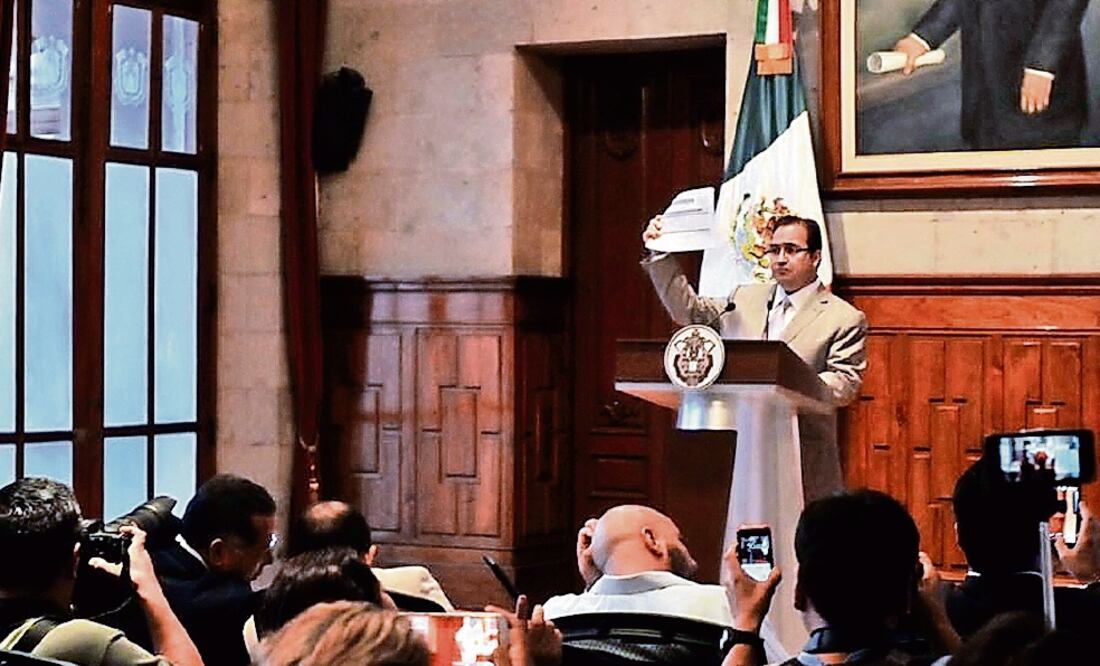 El gobernador Javier Duarte de Ochoa aseguró ante medios de comunicación que no tiene propiedades en el extranjero, prestanombres ni bienes inmuebles fuera de la ley (ESPECIAL)