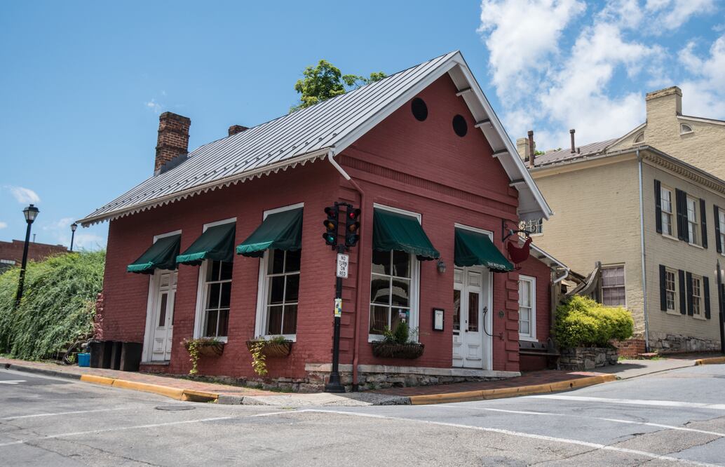 Donald Trump ataca al restaurante The Red Hen, que negó servicio a la vocera de la Casa Blanca, Sarah Huckabee Sanders. Foto: AP