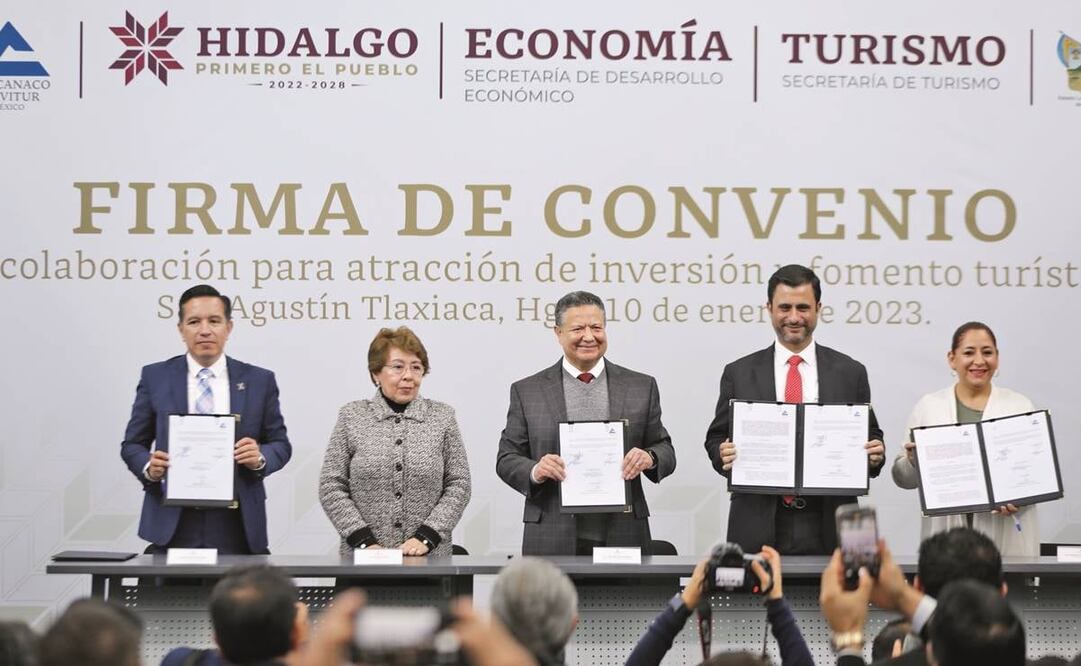 El gobernador Julio Menchaca Salazar firmó el convenio en presencia de autoridades estatales y el dirigente de la Concanaco-Servytur. Foto: Especial