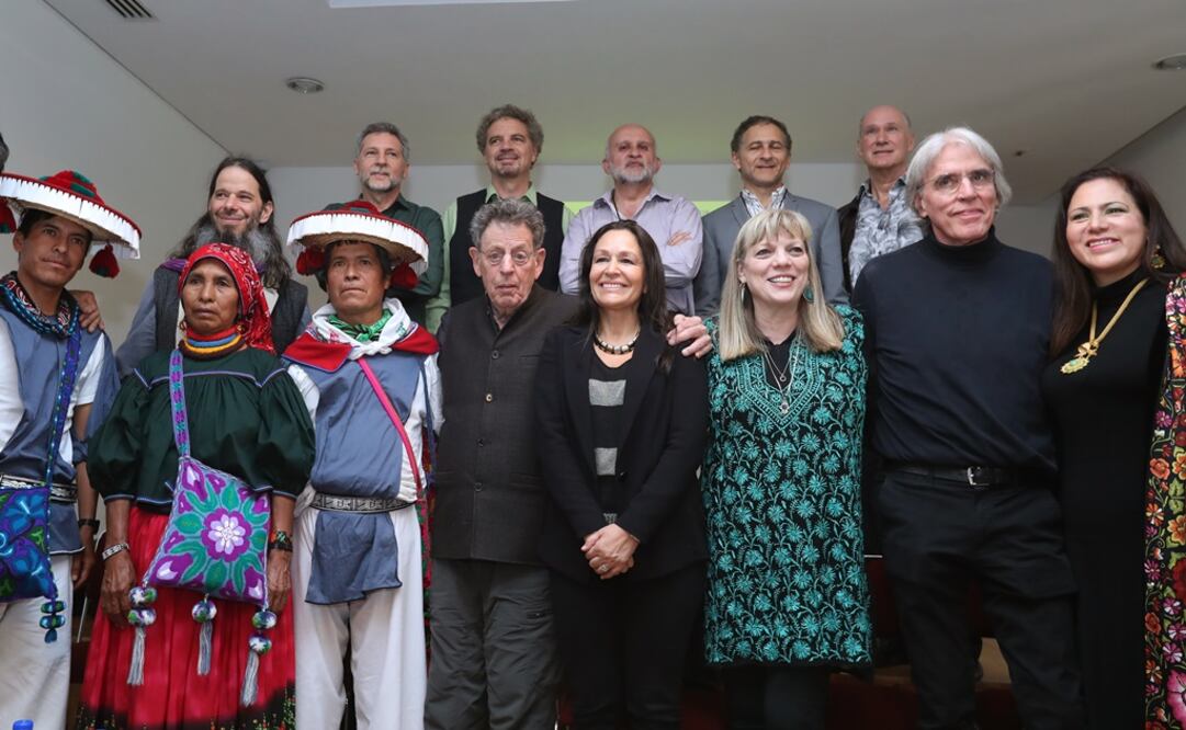Philip Glass acompañado por la Sinfónica Nacional y músicos wixarikas. Foto: Berenice Fregoso/El Universal