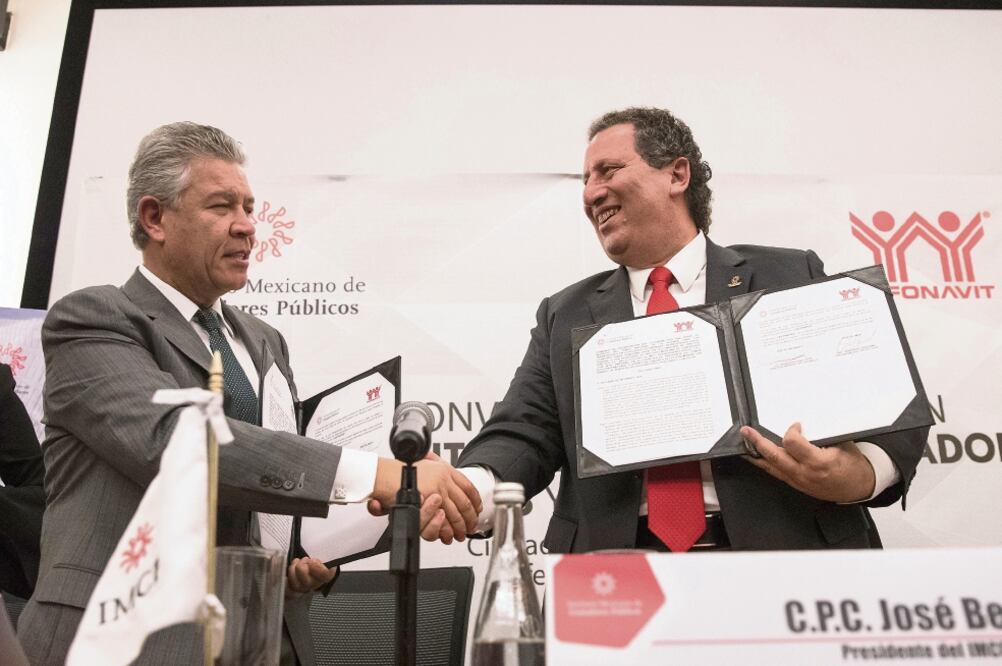 El director del Infonavit, David Penchyna (izq.), firmó un acuerdo con el Instituto Mexicano de Contadores Públicos para mejorar la cobranza. (CRISTOPHER ROGEL. EL UNIVERSAL)