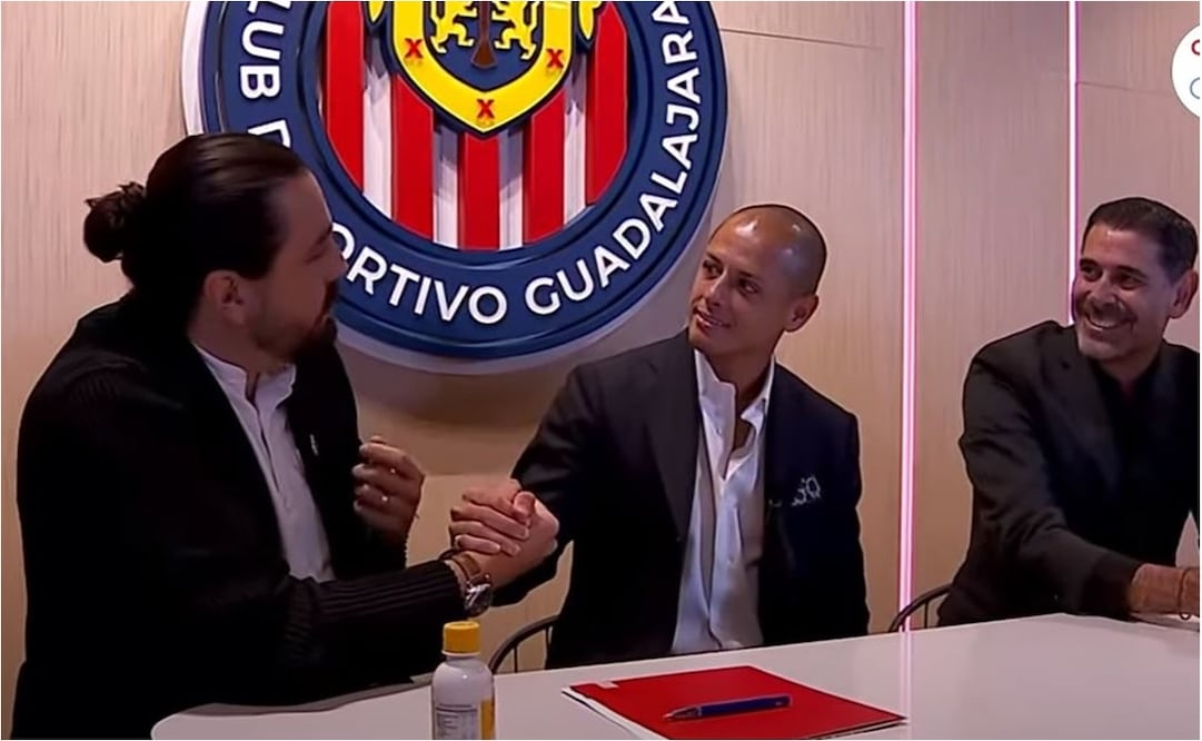 Chicharito Hernández ya firmó con Chivas - Foto: Especial