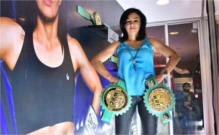La boxeadora Jackie Nava inaugura su exposición en la estación Garibaldi