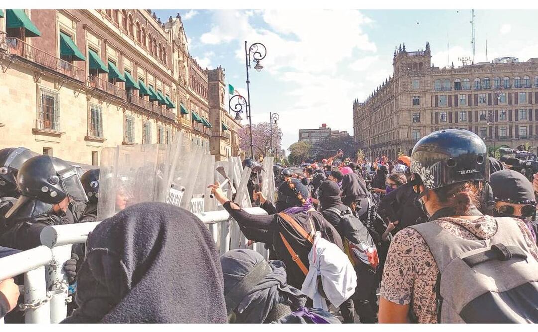 Las manifestantes intentaron derribar las vallas para llegar a la Puerta Mariana de Palacio Nacional. Foto: Karla Rodríguez/ El Universal.