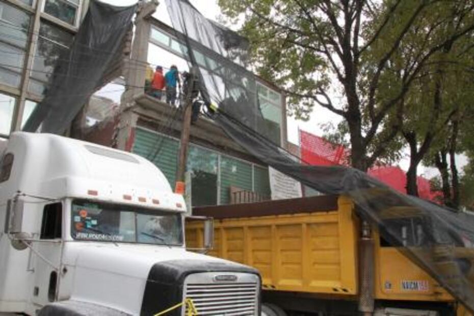 Demuelen tres pisos de inmueble construidos irregularmente en la Benito Juárez