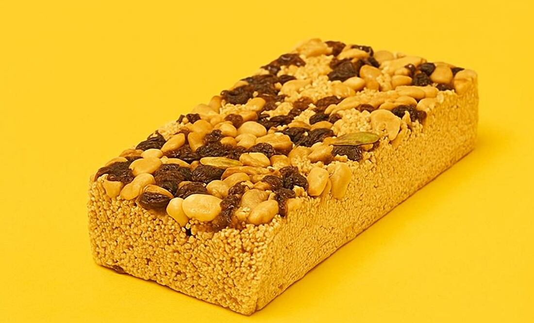 Las alegrías se decoran con frutos secos. Foto: Imagen generada con IA