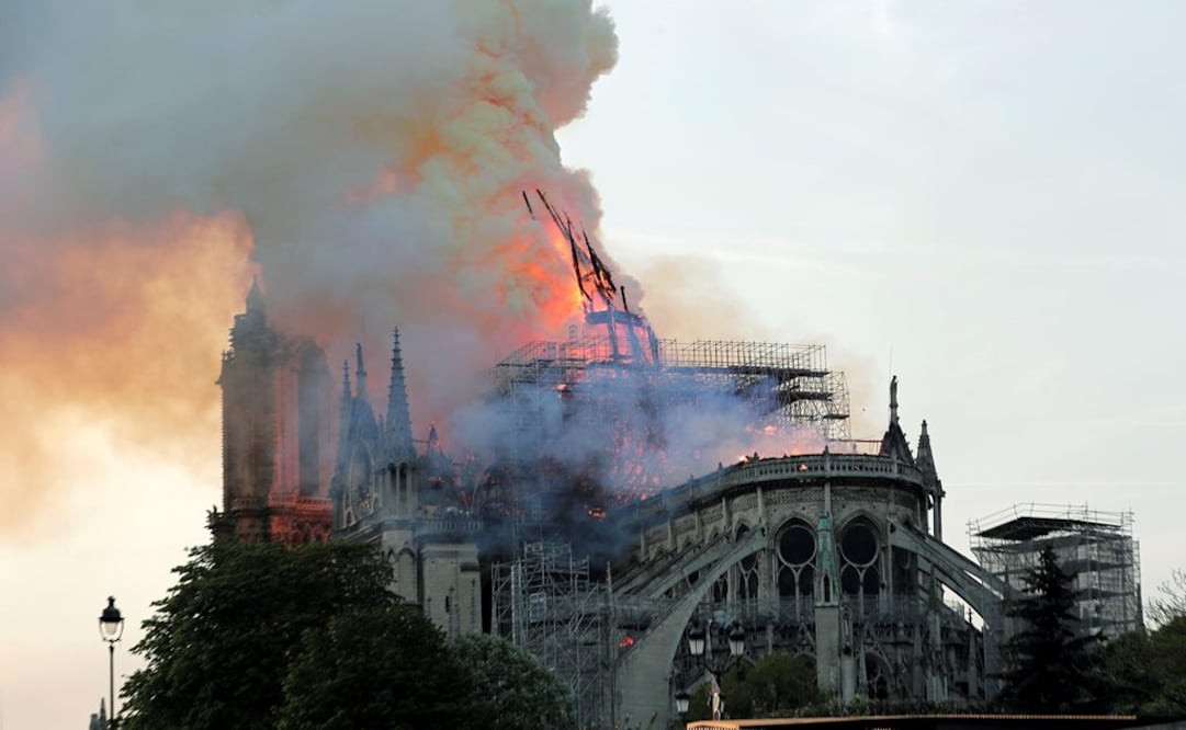 La aguja central de la catedral de Notre Dame cae durante un incendio este lunes en París, Francia (Foto: EFE)