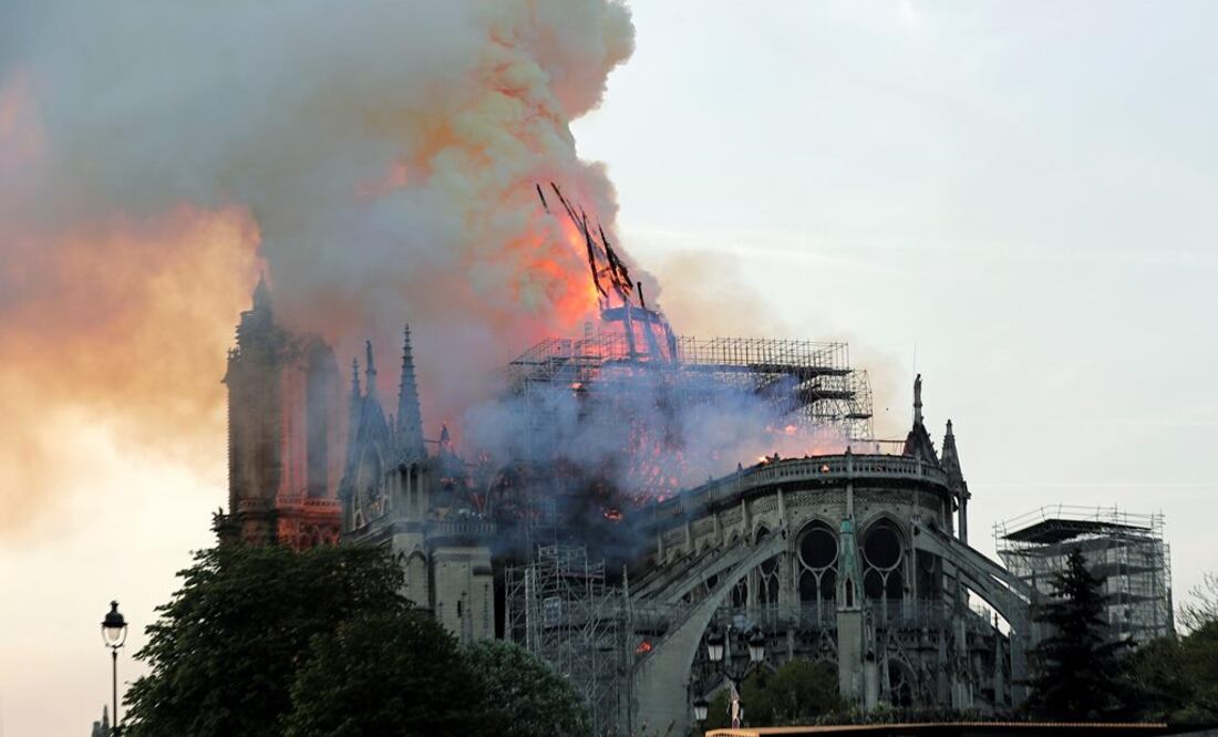 La aguja central de la catedral de Notre Dame cae durante un incendio este lunes en París, Francia (Foto: EFE)