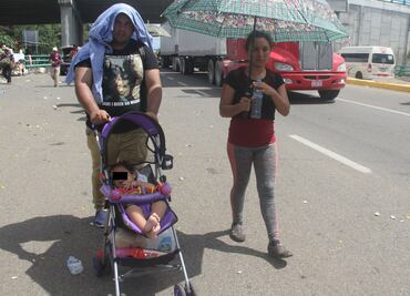 Bebé viaja con sus padres en la caravana migrante