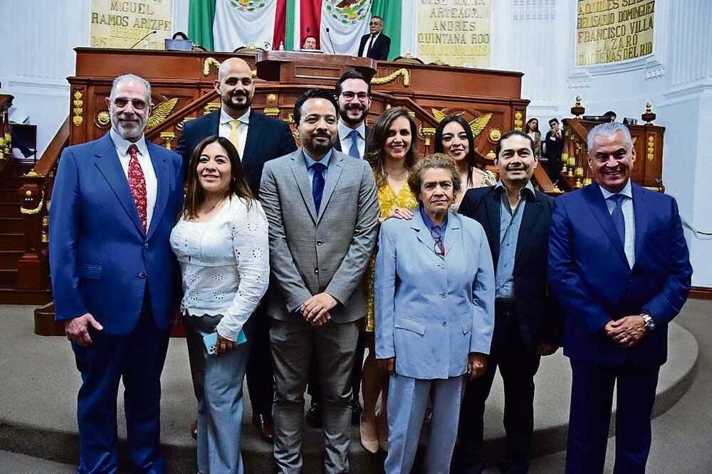 Diez de los nuevos integrantes del Consejo Judicial Ciudadano de la Fiscalía General de Justicia capitalina rindieron protesta ayer ante el Pleno del Congreso. Estuvo ausente Teresa Merced Hernández. Foto: Especial