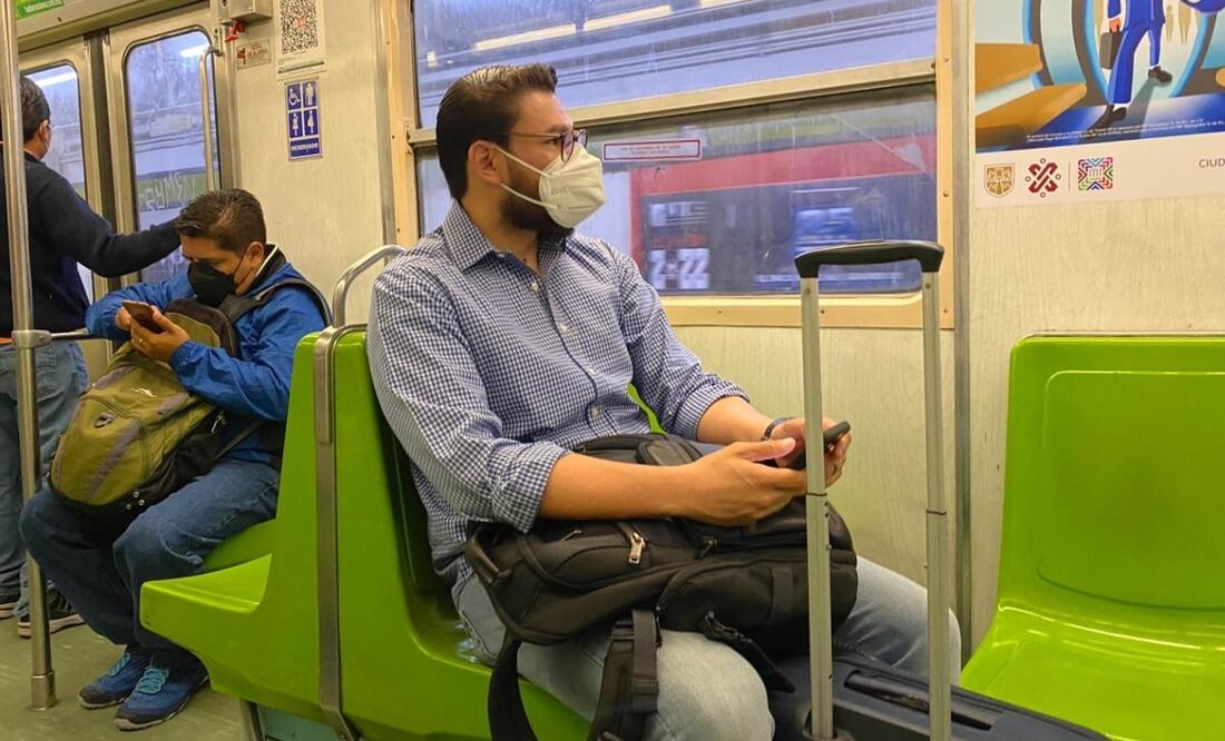 El legislador panista viajó en el transporte público para llegar al AIFA Foto: Especial