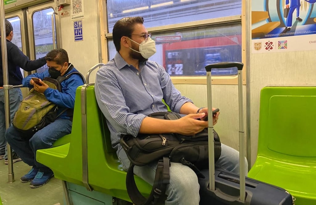 El legislador panista viajó en el transporte público para llegar al AIFA Foto: Especial