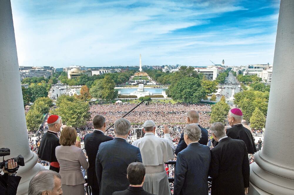 Francisco saluda y da la bendición a las decenas de miles de personas que esperaron para verlo desde primera hora de la mañana de ayer en los jardines del Capitolio de Washington (DOUG MILLS. REUTERS)