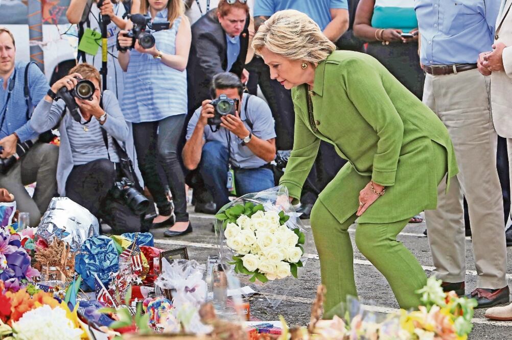Hillary Clinton, virtual candidata demócrata a la Casa Blanca, visitó ayer el memorial por las víctimas de la matanza en el bar gay Pulse, en Orlando, Florida (RED HUBER/ORLANDO SENTINEL. AP)