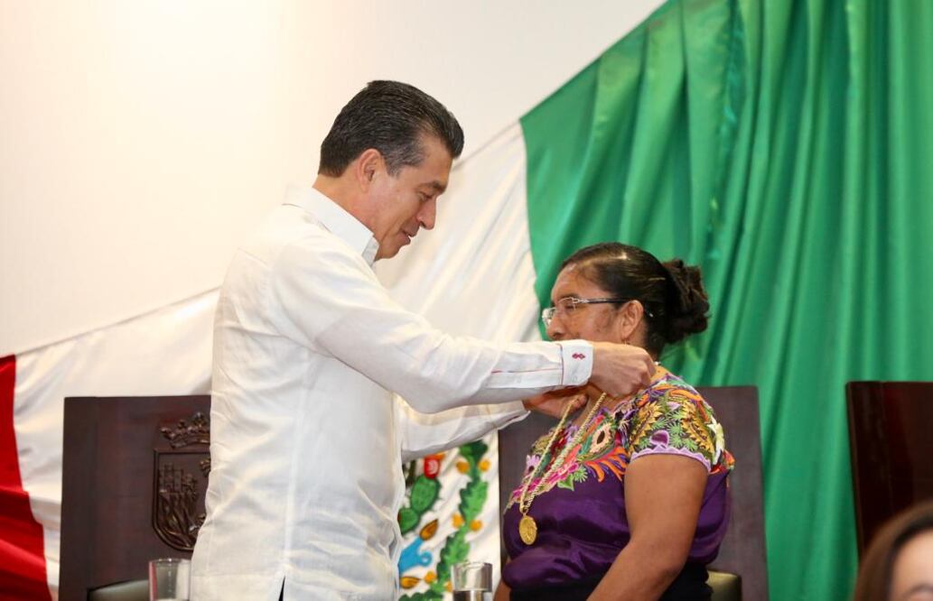 El gobernador Rutilio Escandón Cadenas impuso la presea a la escritora y también activista nacida en en el municipio de Zinacantán, de la región Altos de Chiapas / FOTO: Especial
