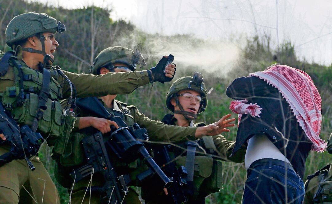 Soldados israelíes rocían gas lacrimógeno contra un manifestante palestino cerca del asentamiento judío de Yitzhar, en 2020. Foto: Majdi Mohammed. AP