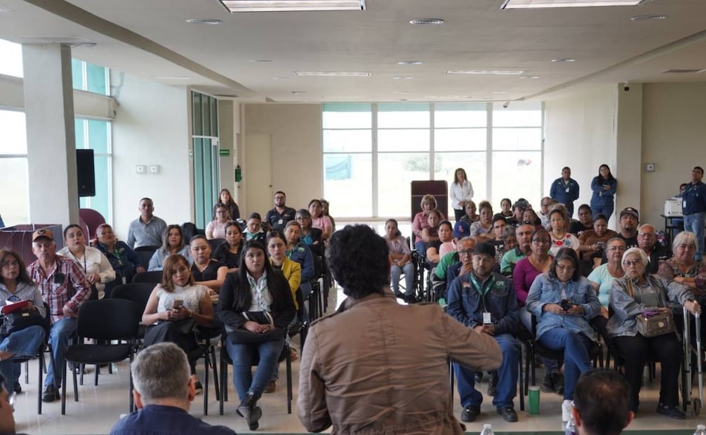 Reunión entre el secretario del trabajo y previsión social, Marath Bolaños, y familiares de los 63 mineros de Pasta de Conchos, Coahuila. Foto: X @marathb