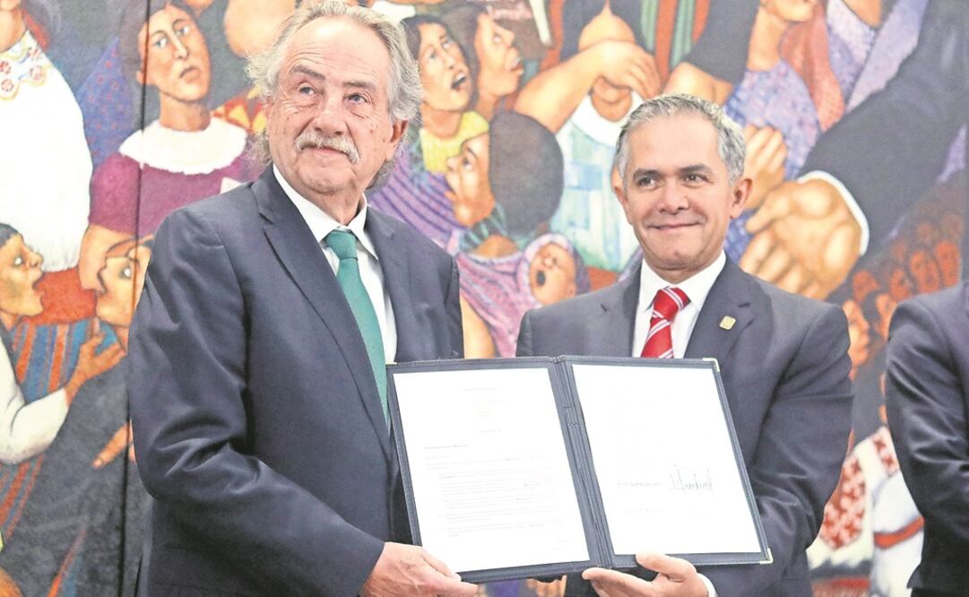 Foto: De María y Mancera, con la documentación que presentarán a la FIFA para que México sea sede en 2026. (MARCOS DOMÍNGUEZ. IMAGO7)